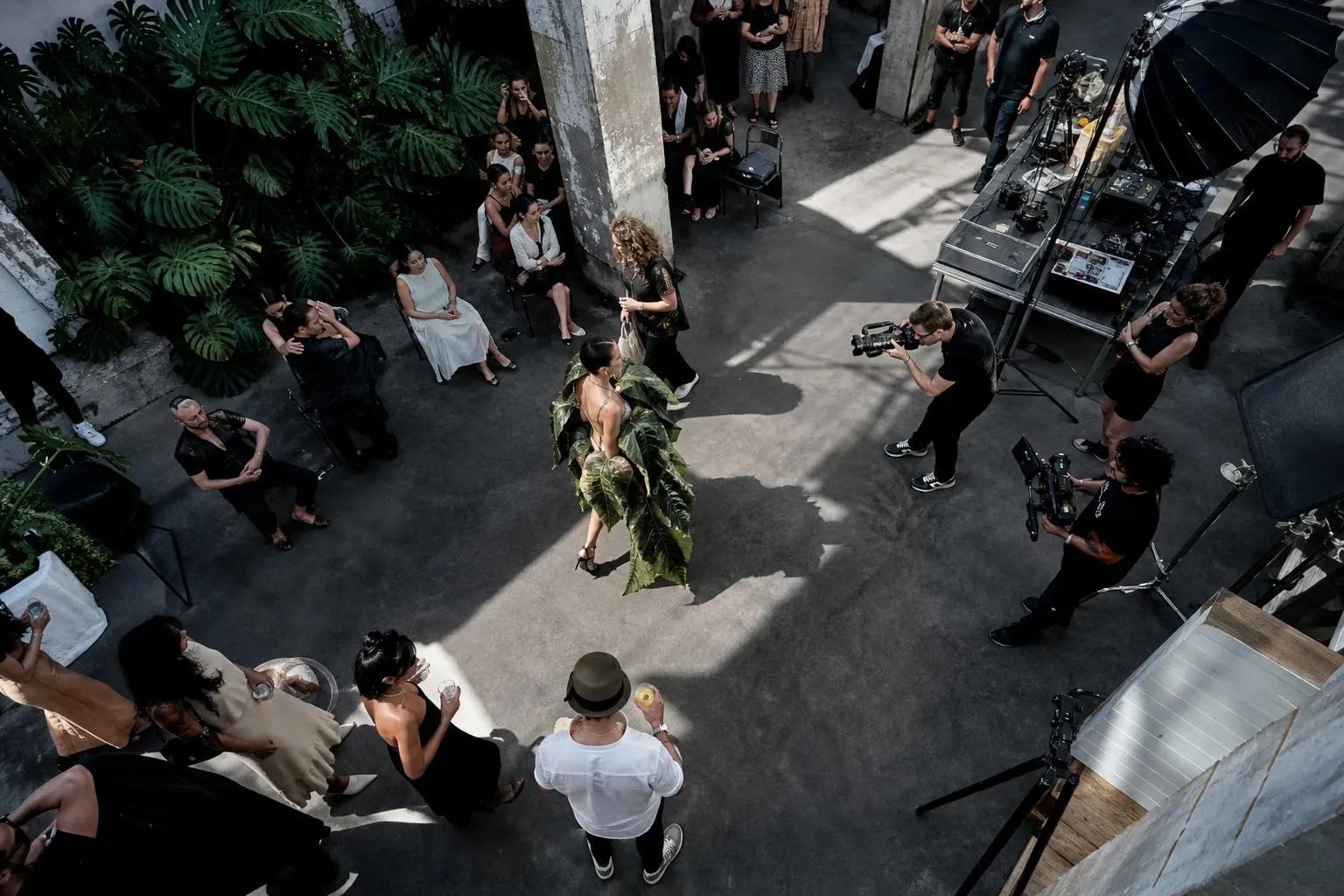 Filmagem de moda sustentável em espaços culturais de São Paulo