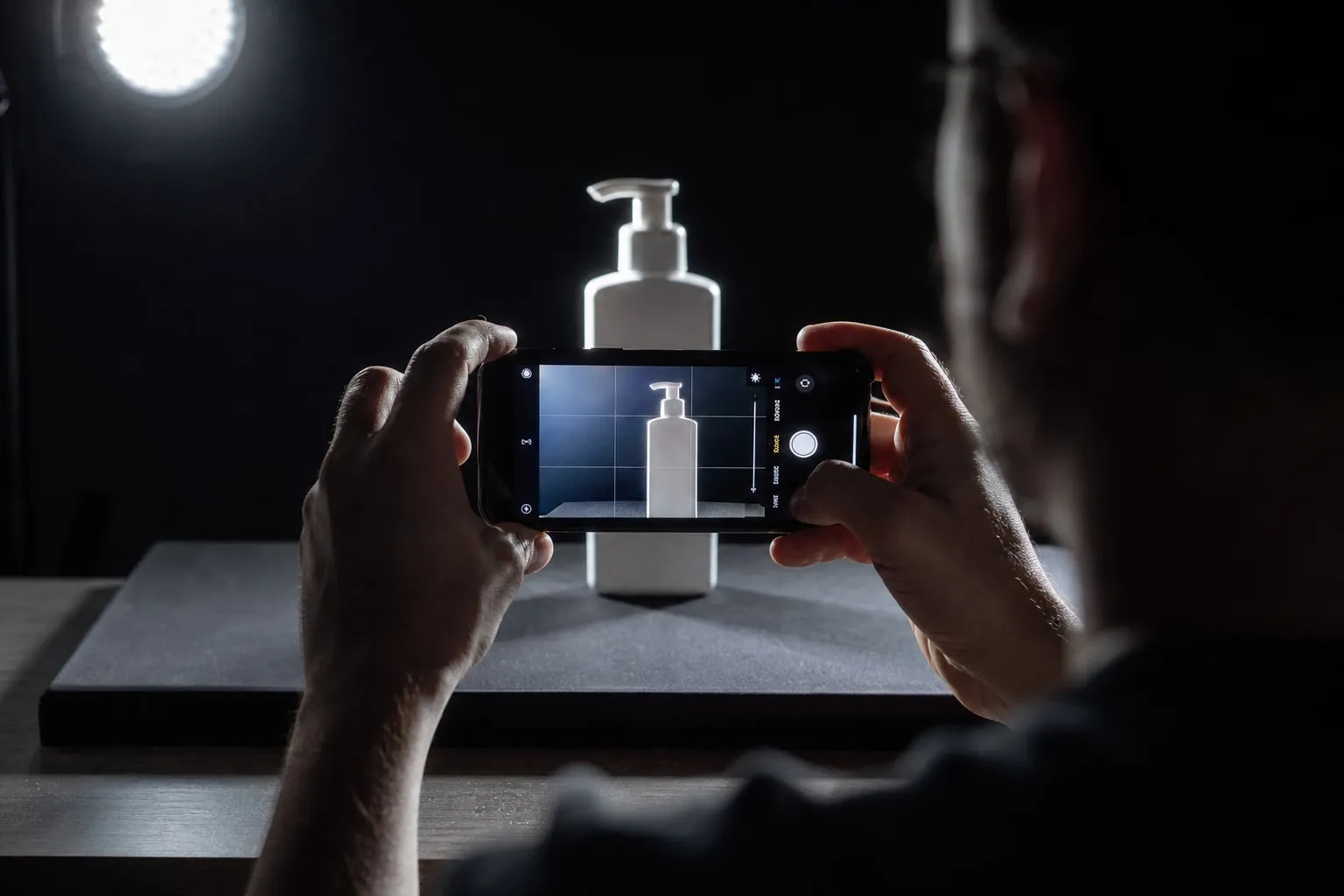 Como fotografar produtos brancos no celular: contorno